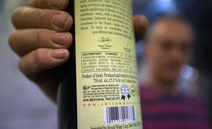 Un vino elaborado en los asentamientos de Cisjordania y vendido como "producto de Israel".