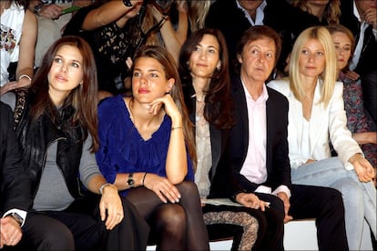 Aunque no es muy habitual verla en desfiles de moda, cuando acude a una pasarela es una de las privilegiadas en sentarse en primera fila. En la imagen, junto a Paul McCartney, la mujer del cantante y Gwyneth Paltrow en el desfile de Stella McCartney en la Semana de la Moda de París de 2009.