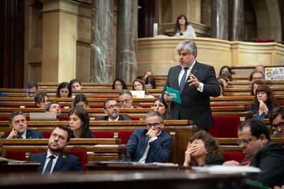 El líder de Junts en el Parlament, Albert Batet, interviene durante la sesión de control del Govern, este martes 9 de noviembre.