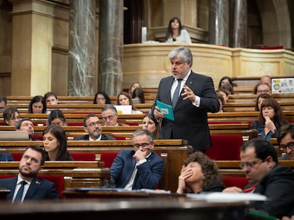 El líder de Junts en el Parlament, Albert Batet, interviene durante la sesión de control del Govern, este martes 9 de noviembre.