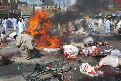 Víctimas de un atentado suicida contra una procesión chií en Quetta (Pakistán).