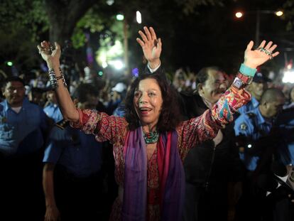 Rosario Murillo celebra la reelección de Ortega en la plaza de la Revolución, en noviembre de 2011.