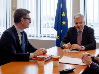 Didier Reynders, con Félix Bolaños y Esteban González Pons, el pasado 13 de marzo en Estrasburgo.