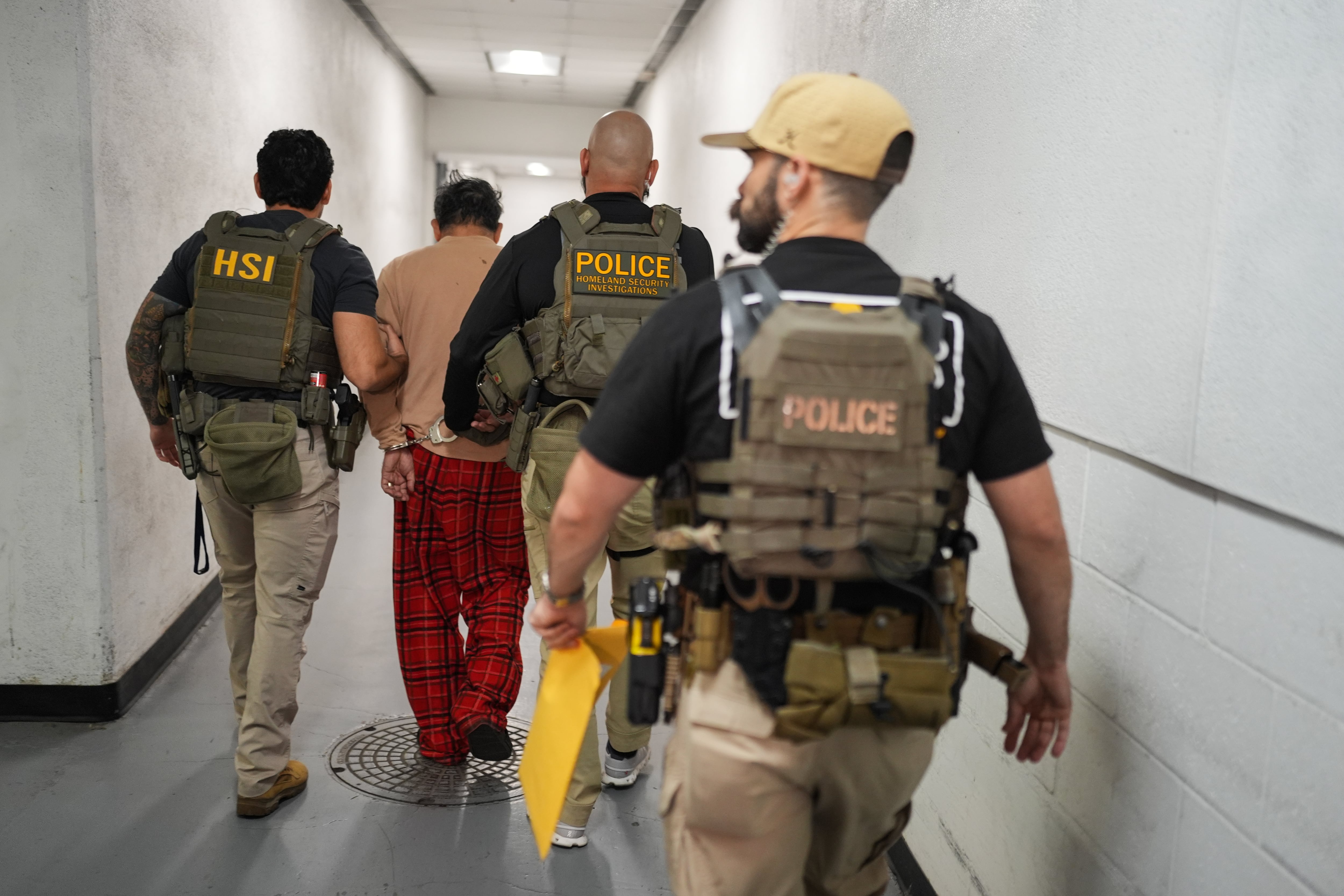 La Administración de Trump eleva a 37.000 los sospechosos de votar ilegalmente en California, mientras los detenidos niegan las acusaciones