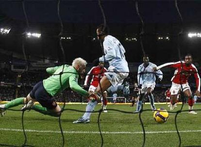 Robinho, del Manchester City, mete un gol al meta del Arsenal, Almunia