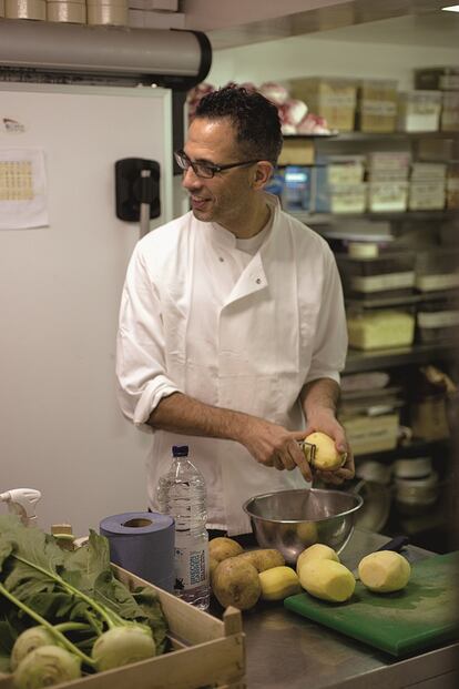 Los chefs también pelan patatas. / JONATHAN LOVEKIN