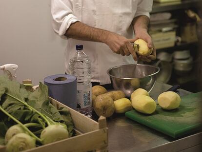 
Los chefs también pelan patatas. / JONATHAN LOVEKIN