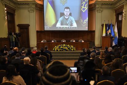 El presidente de Ucrania, Volodímir Zelenski, habla durante una videoconferencia realizada en la Universidad Católica de Santiago.