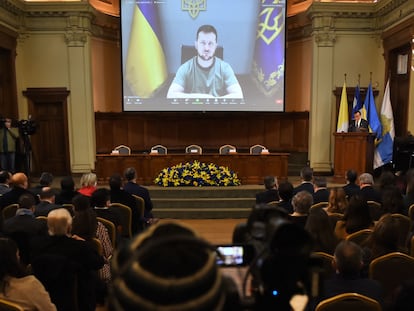 El presidente de Ucrania, Volodímir Zelenski, habla durante una videoconferencia realizada en la Universidad Católica de Santiago.