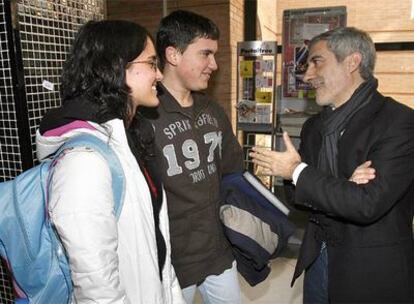 Llamazares conversa con dos estudiantes en la Facultad de Psicología de Málaga tras el mitin.