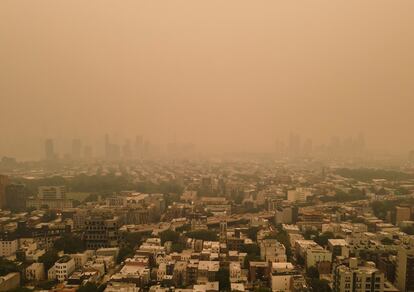 Los incendios forestales de Canadá oscurecen el cielo de Brooklyn y Manhattan, el martes.