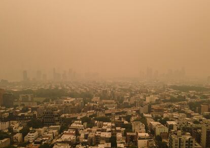 Los incendios forestales de Canadá oscurecen el cielo de Brooklyn y Manhattan, el martes. 