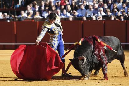 Rivera Ord&oacute;&ntilde;ez, en el primero de su tarde, en La Maestranza.