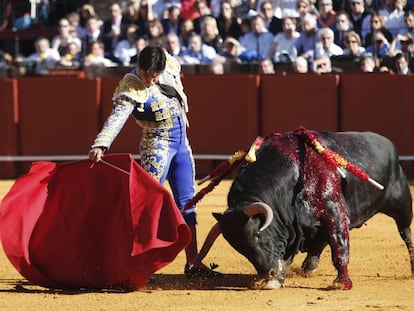 Rivera Ord&oacute;&ntilde;ez, en el primero de su tarde, en La Maestranza.