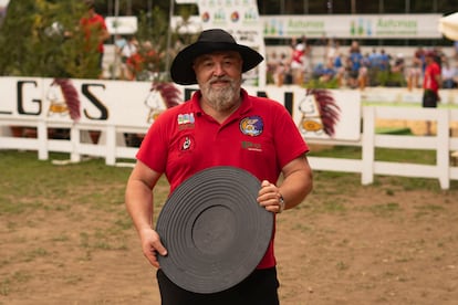 César Castaño, presidente de la Asociación de Bateadores de Oro Barciaecus, organizadora del evento, en Navelgas, pueblo de Asturias donde se celebra el Campeonato Mundial de Bateo de Oro.