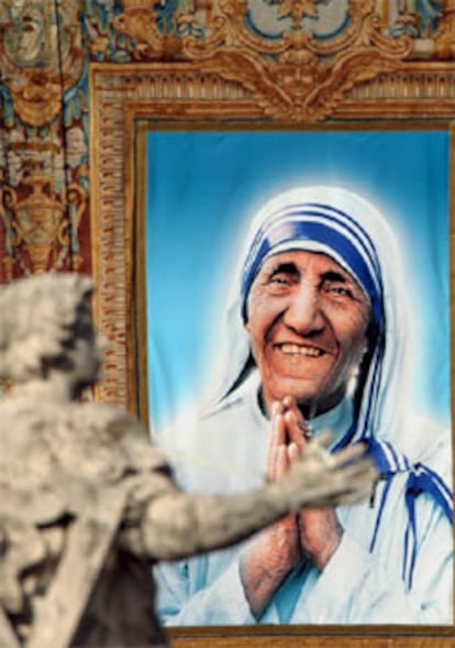 Un retrato gigante de la nueva beata preside la ceremonia en la Plaza de San Pedro.