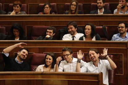 Diputados de Podemos reaccionan en el Congreso de los Diputados. 