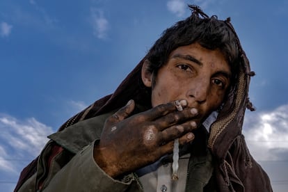 Un joven fumaba heroína en Kabul, el 9 de junio. Basta dar un paseo por la capital afgana para comprobar la existencia de miles de personas que viven en la calle y cuya vida depende de conseguir su dosis diaria.