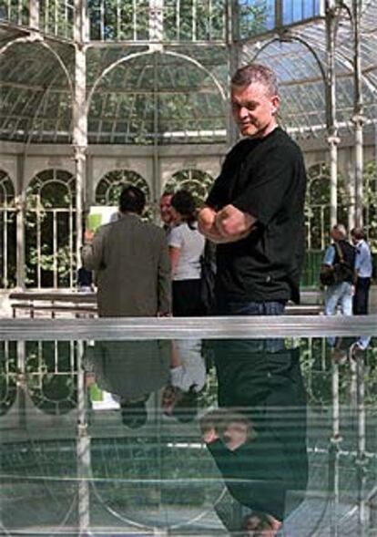 Per Barclay, ayer, reflejado en el agua de su instalación.