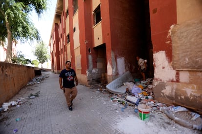 Charaf, jornalero oriundo de Casablanca, en el barrio conocido como 'los pisos rojos', en Jumilla, este jueves.