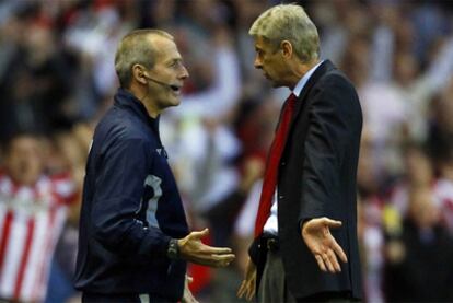 Arsene Wenger habla con el cuarto árbitro tras el gol del Sunderland.