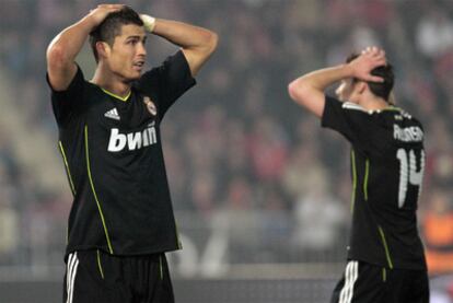 Cristiano Ronaldo y Alonso se lamentan durante el partido