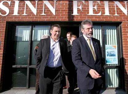 Arnaldo Otegi y Gerry Adams salen de la sede del Sinn Fein en Belfast en febrero de 2007.