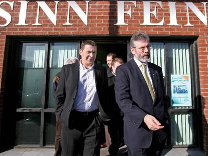 Arnaldo Otegi y Gerry Adams salen de la sede del Sinn Fein en Belfast en febrero de 2007.