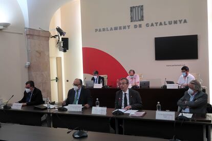 Jordi Pons (sin mascarilla), síndico de cuentas de Cataluña, durante su comparecencia parlamentaria.
