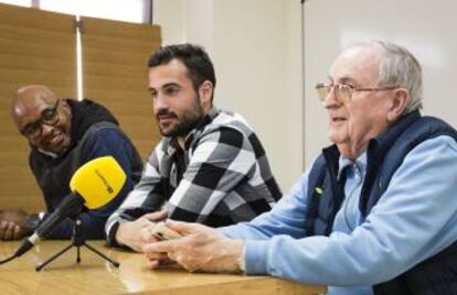 El párroco del Villarreal, Guillermo Sanchís, junto a Mario Gaspar y Marcos Senna.