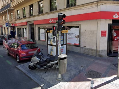 El quiosco de la ONCE de la calle Hilarión Eslava donde se encontró el cadáver del vendedor de cupones.