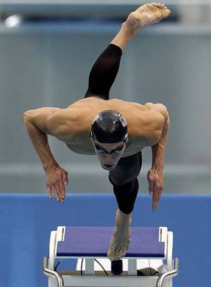 Michael Phelps se lanza al agua en las semifinales de los 100 metros mariposa.