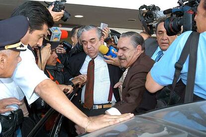 El embajador de México en Caracas, Enrique Loaeza, ayer a su llegada a la capital mexicana.