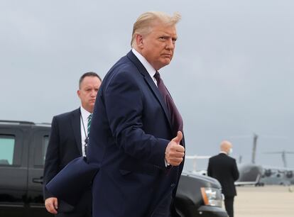 El presidente de Estados Unidos, Donald Trump, a punto de subir a bordo del Air Force One.