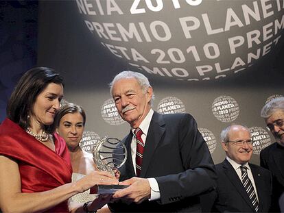 Eduardo Mendoza recibe el premio Planeta de manos de la ministra de Cultura, Ángeles González-Sinde, durante la gala celebrada anoche en Barcelona.