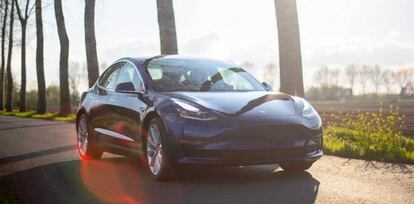 Lateral Tesla Model 3