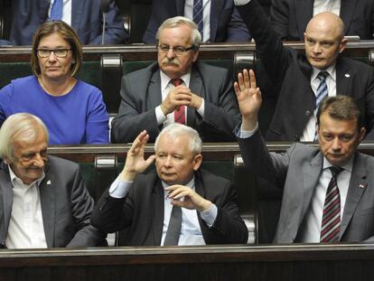El ex primer ministro Jaroslaw Kaczynski (en el centro) en la votaci&oacute;n en el Parlamento, este jueves.
