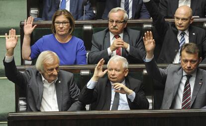 El ex primer ministro Jaroslaw Kaczynski (en el centro) en la votaci&oacute;n en el Parlamento, este jueves.