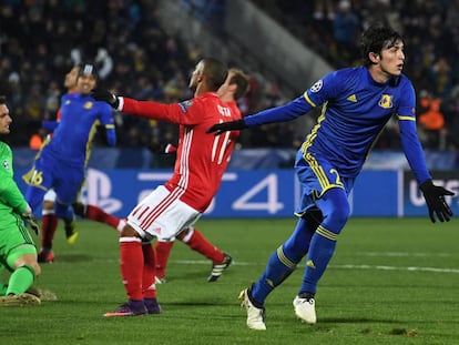 El iran&iacute; Sardar Azmoun celebra uno de los goles del Rostov ante el Bayern.