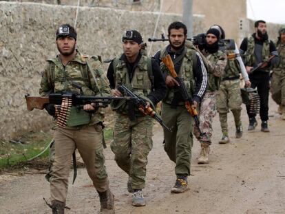 Soldados rebeldes sírios a caminho de Al Bab