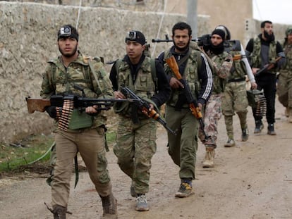 Soldados rebeldes sirios, camino de Al Bab, en el norte dle pa&iacute;s, el 15 de enero de 2017. 
