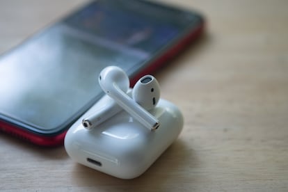 El dispositivo inalámbrico Apple AirPods con su caja.