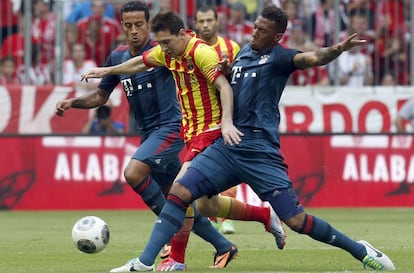 Jerome Boateng, derecha, y Thiago, al cruce de Messi en una de las acciones del partido.