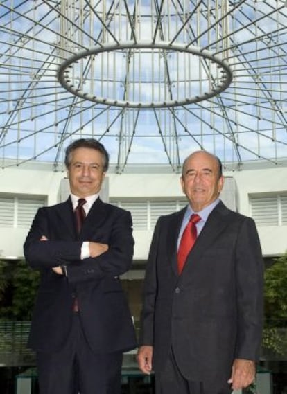 Los presidentes del Banco Santander, Emilio Botín (derecha) , y Monte dei Paschi di Siena (MPS), Giuseppe Mussari, tras el cierre de la venta del primero al segundo del banco Antonveneta