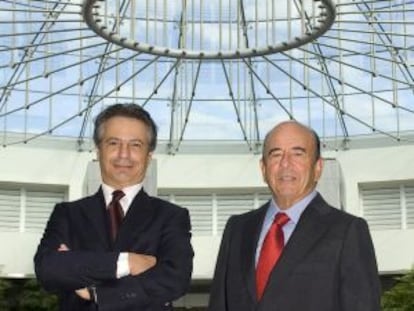 Los presidentes del Banco Santander, Emilio Botín (derecha) , y Monte dei Paschi di Siena (MPS), Giuseppe Mussari, tras el cierre de la venta del primero al segundo del banco Antonveneta