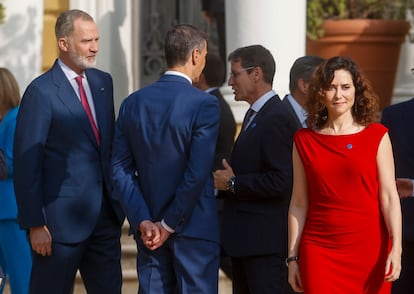 FOTODELDIA BARCELONA, 06/06/2025.- La presidenta de la Comunidad de Madrid, Isabel Díaz Ayuso, pasa junto al rey Felipe VI y el presidente del Gobierno, Pedro Sánchez.