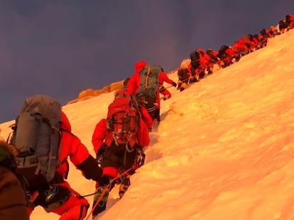 Fotograma del vídeo subido por el alpinista sherpa Mingma G en Instagram, en el que se observa la cola de escaladores en el K2 el 22 de julio de 2022.