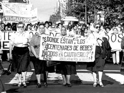 Un grupo de Abuelas marcha con las Madres en mayo de 1982.