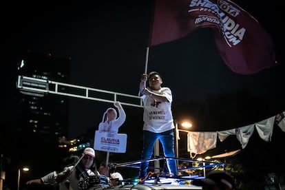 Simpatizantes de la candidata Claudia Sheinbaum reunidos en la Avenida Juárez, en Ciudad de México.