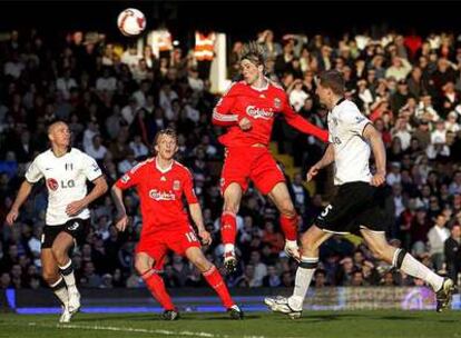 El delantero Fernando Torres remata en el partido ante el Fulham.